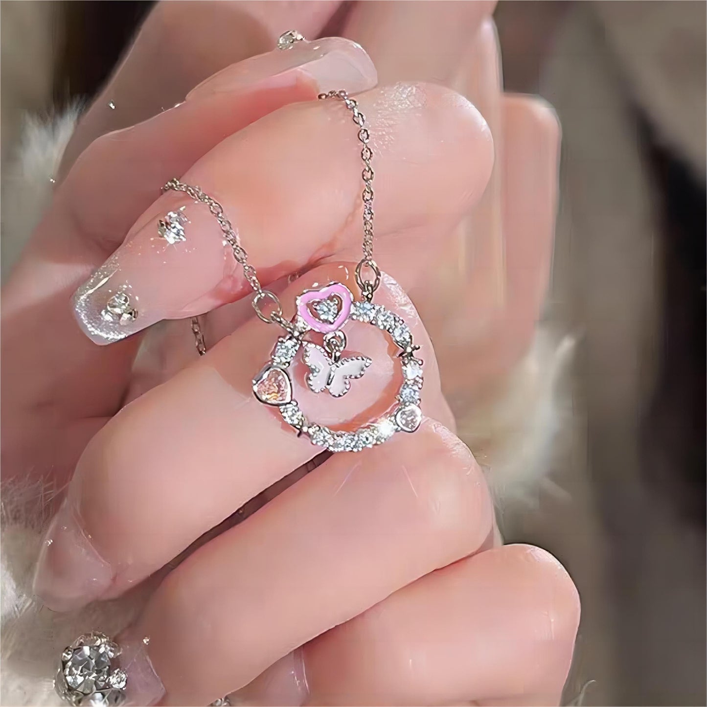 Collier avec anneau en forme de cœur et papillon rose