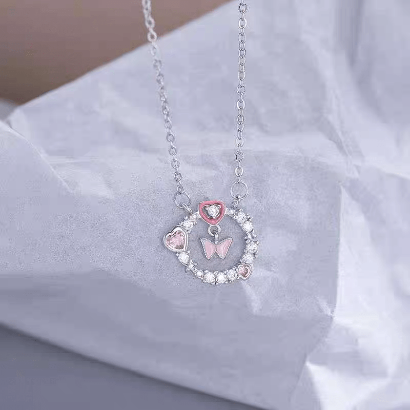 Collier avec anneau en forme de cœur et papillon rose