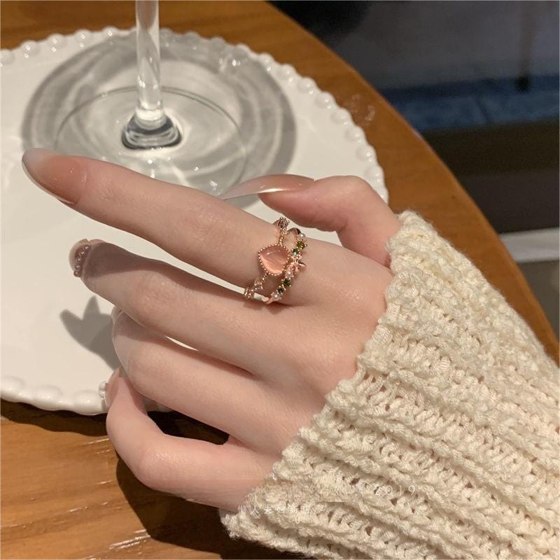 Bague coeur en opale avec un motif floral charmant et doux