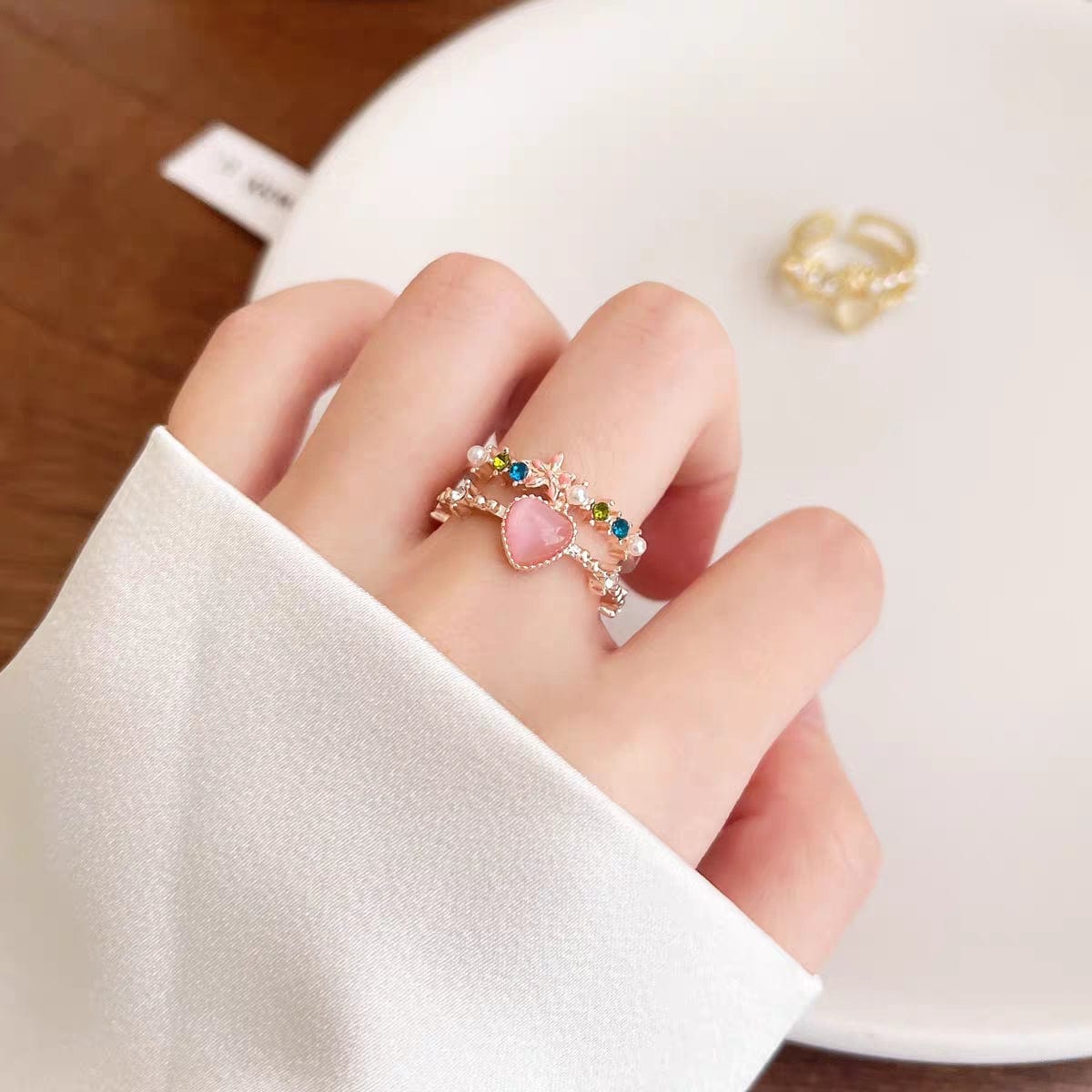 Bague coeur en opale avec un motif floral charmant et doux