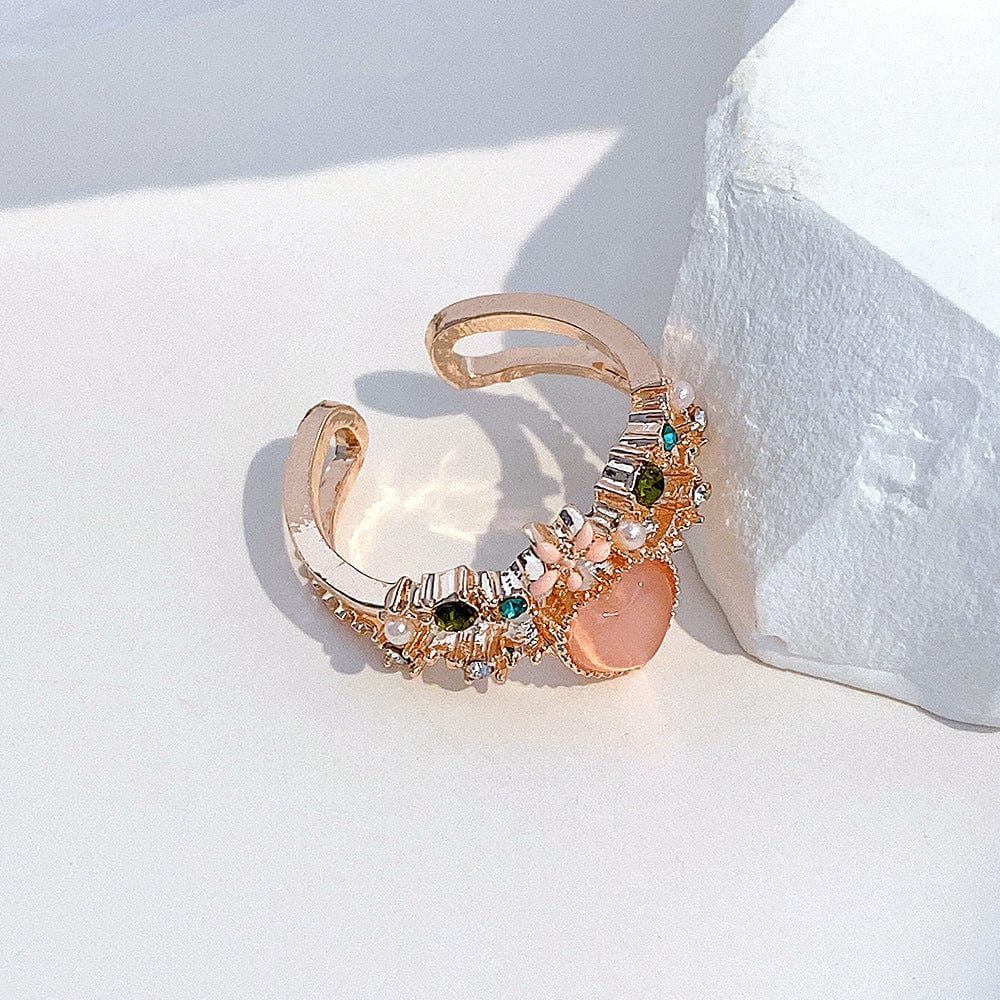 Bague coeur en opale avec un motif floral charmant et doux