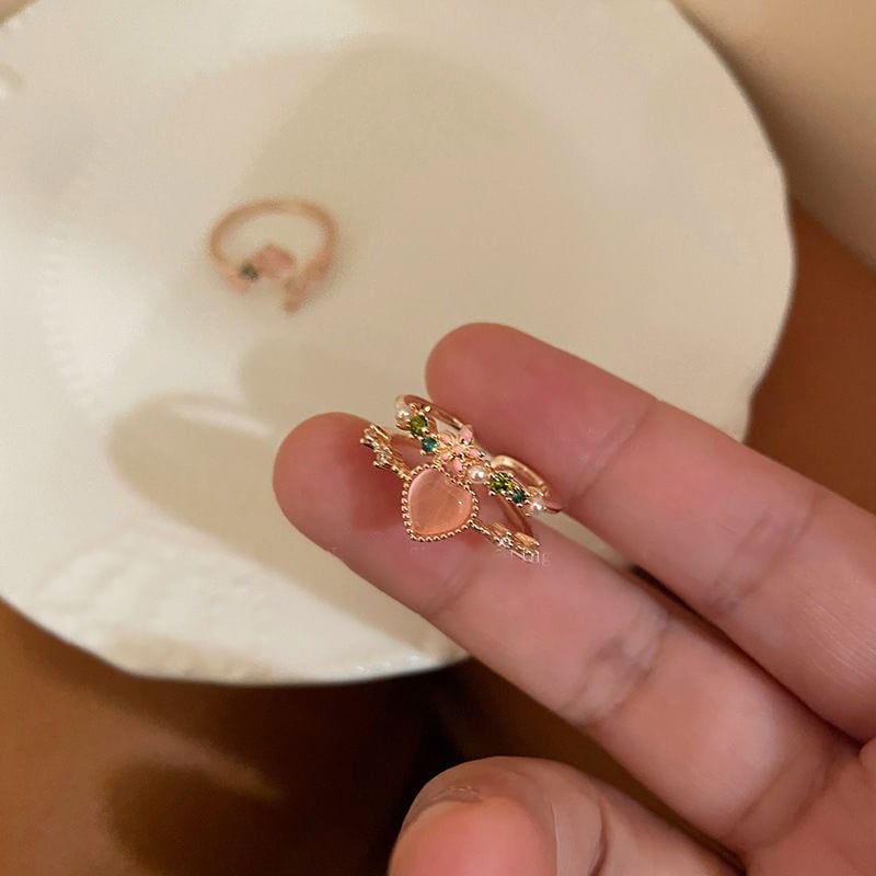 Bague coeur en opale avec un motif floral charmant et doux