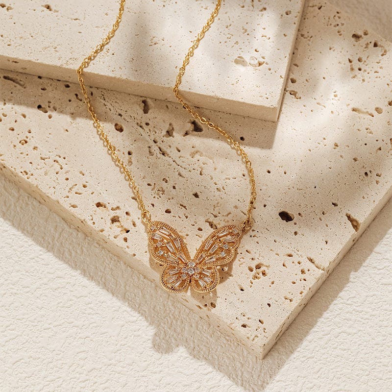 Collier charmant avec papillon creux