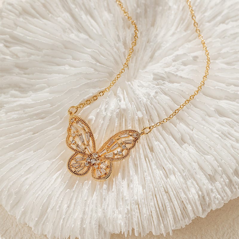 Collier charmant avec papillon creux