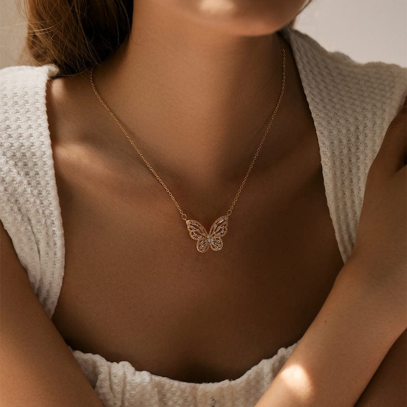 Collier charmant avec papillon creux