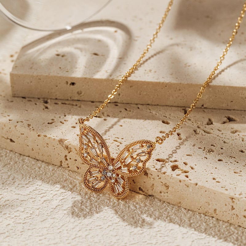 Collier charmant avec papillon creux