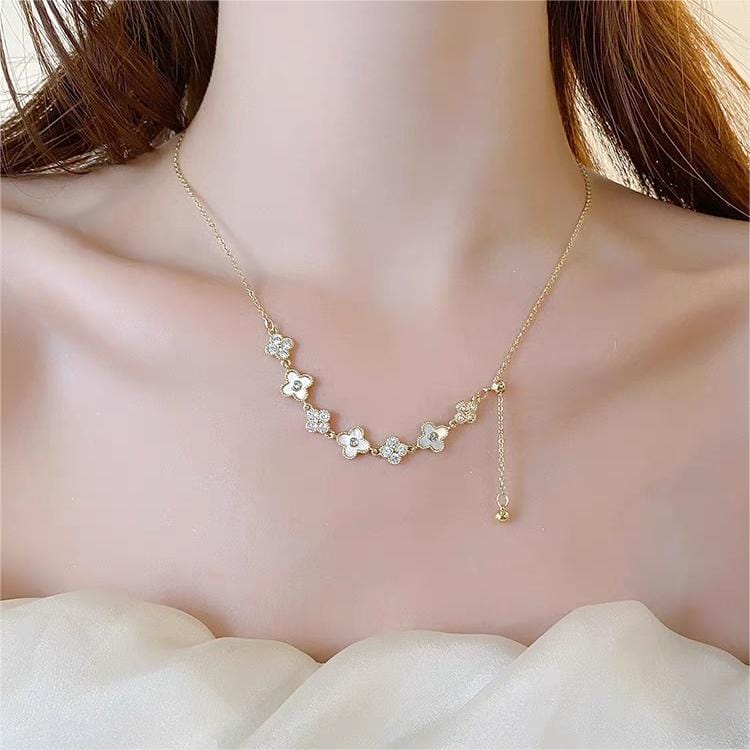 Charmant collier floral en coquillages de perles naturelles