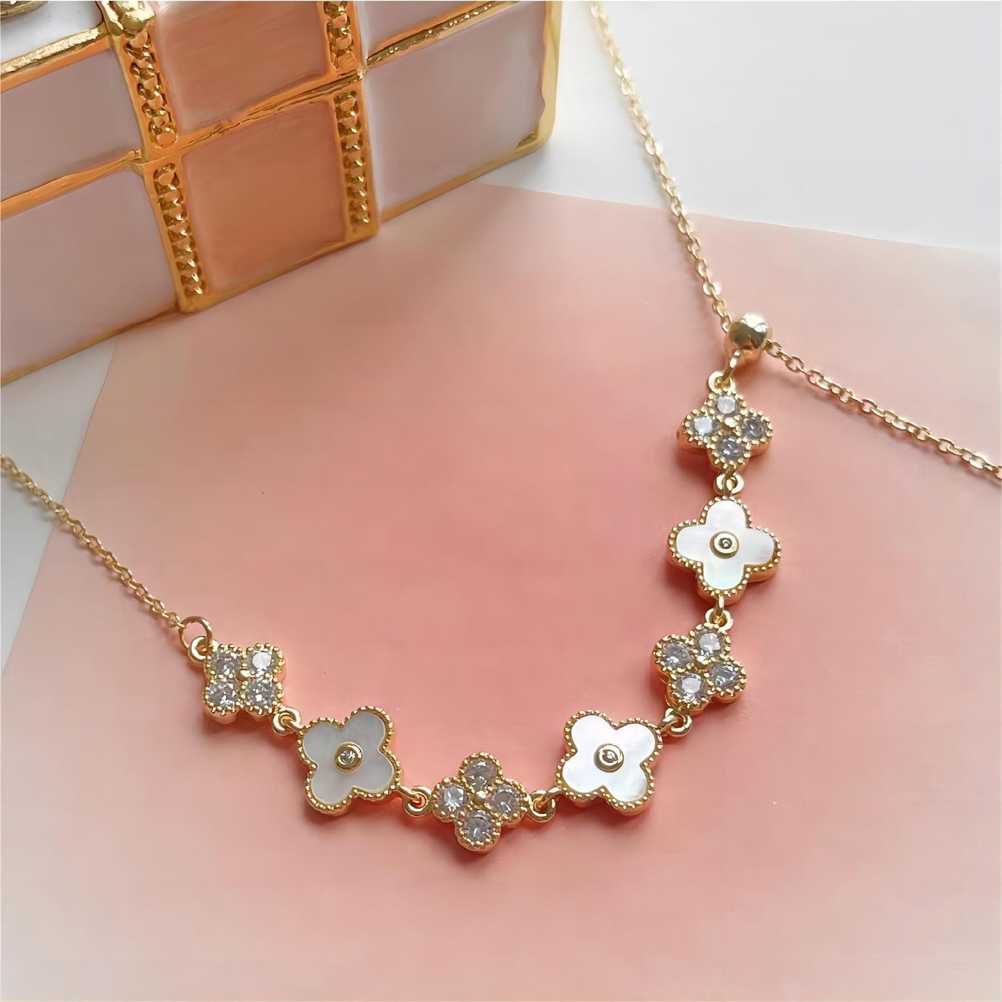 Charmant collier floral en coquillages de perles naturelles