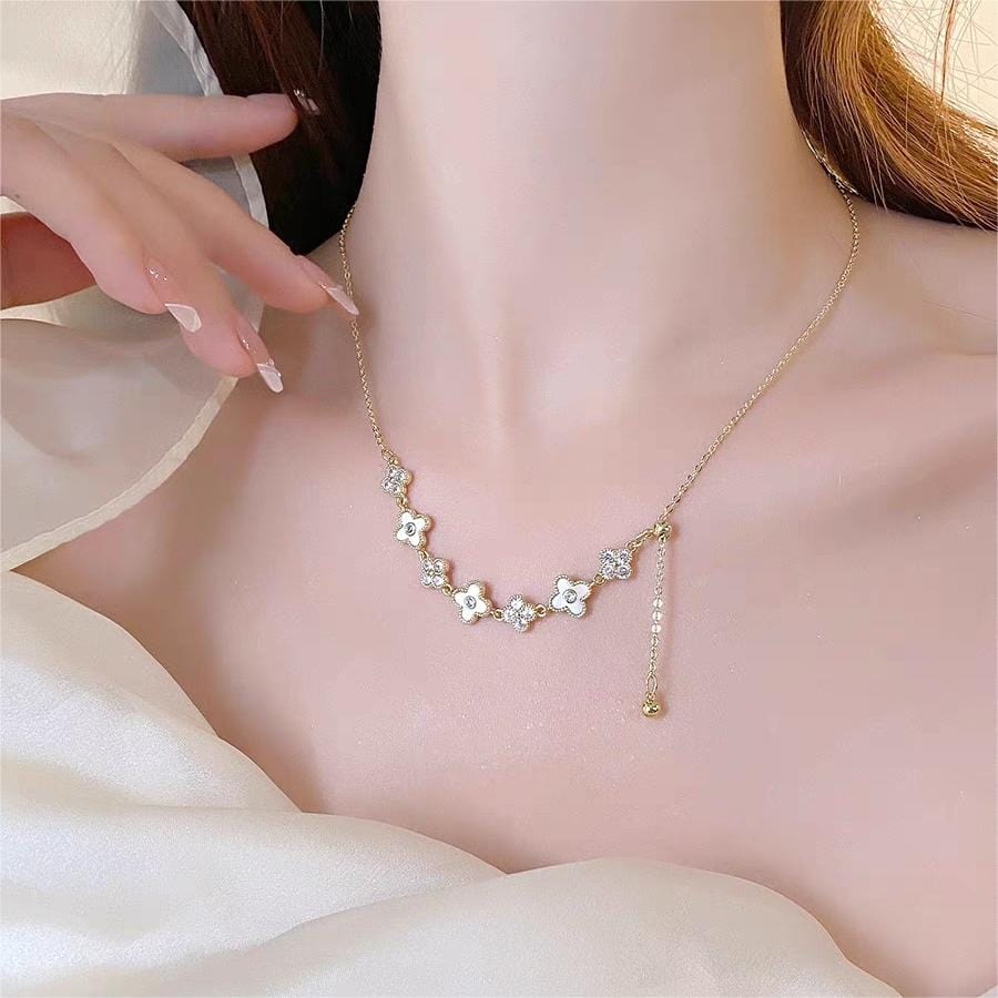 Charmant collier floral en coquillages de perles naturelles