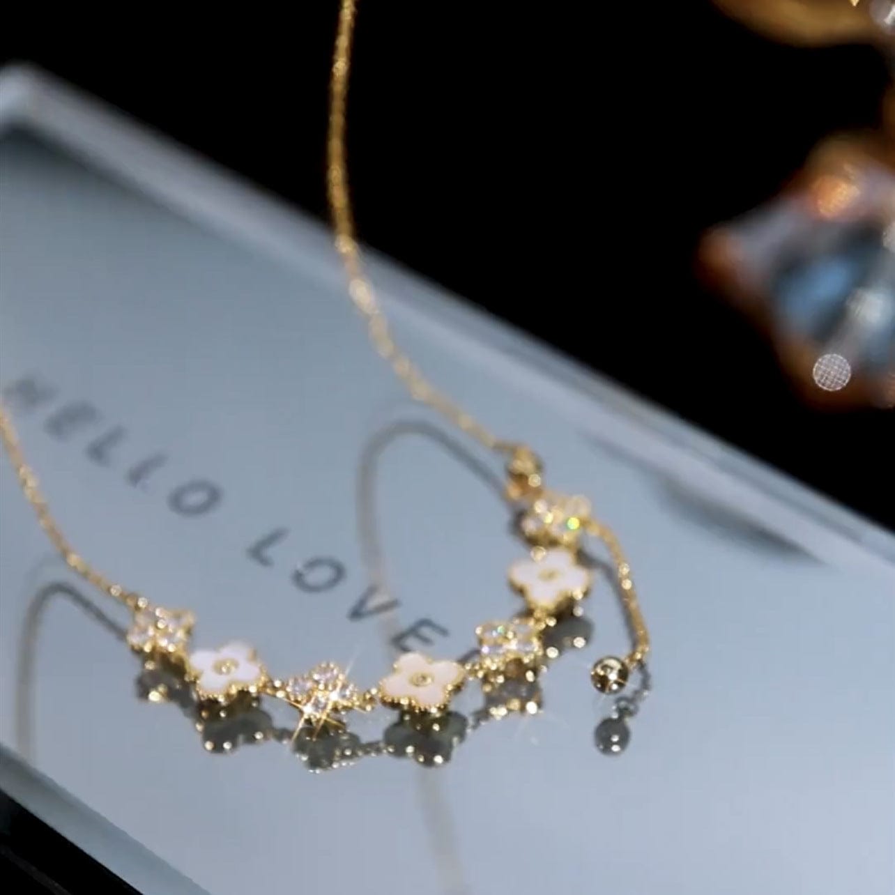 Charmant collier floral en coquillages de perles naturelles