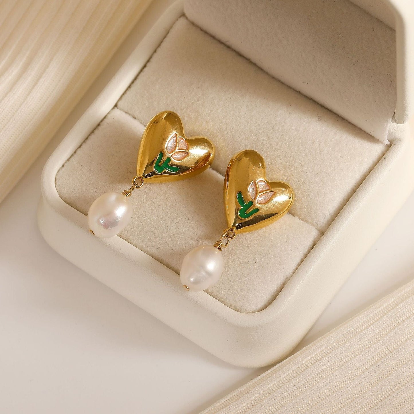Boucles d'oreilles chics en forme de cœur tulipe en émail et perles