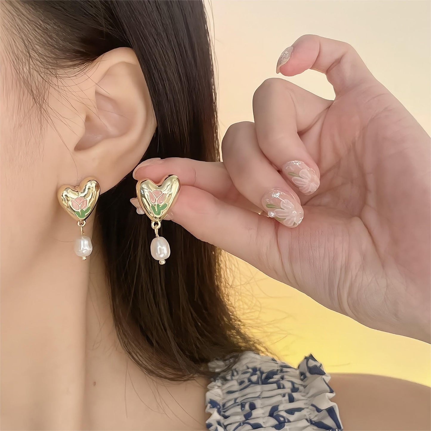 Boucles d'oreilles chics en forme de cœur tulipe en émail et perles
