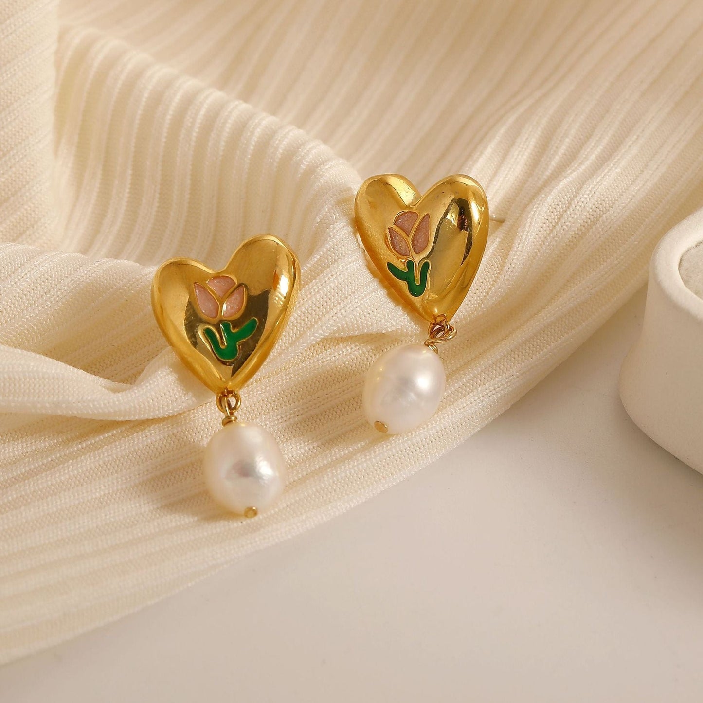 Boucles d'oreilles chics en forme de cœur tulipe en émail et perles
