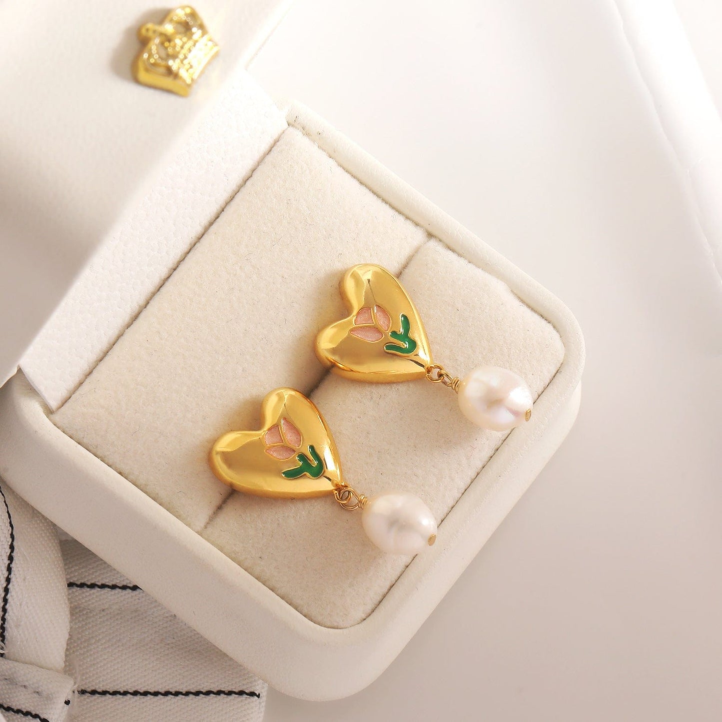 Boucles d'oreilles chics en forme de cœur tulipe en émail et perles