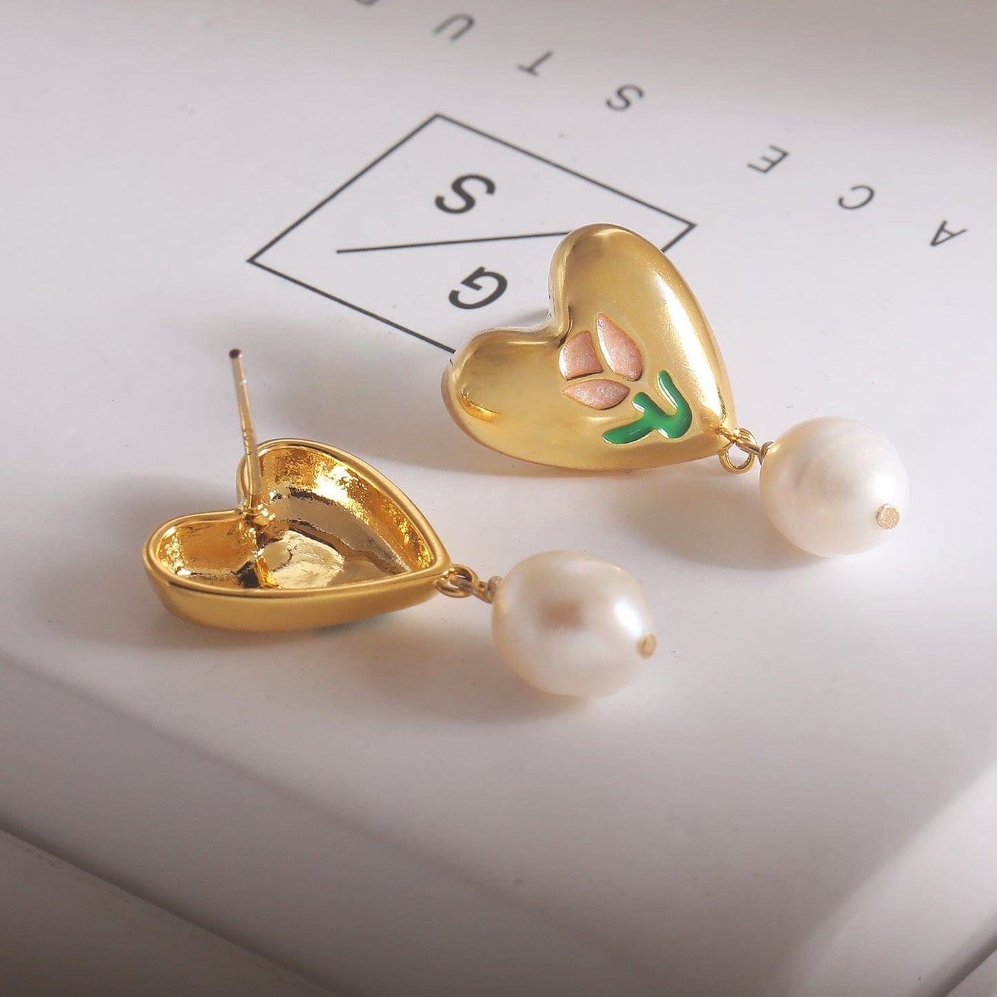 Boucles d'oreilles chics en forme de cœur tulipe en émail et perles