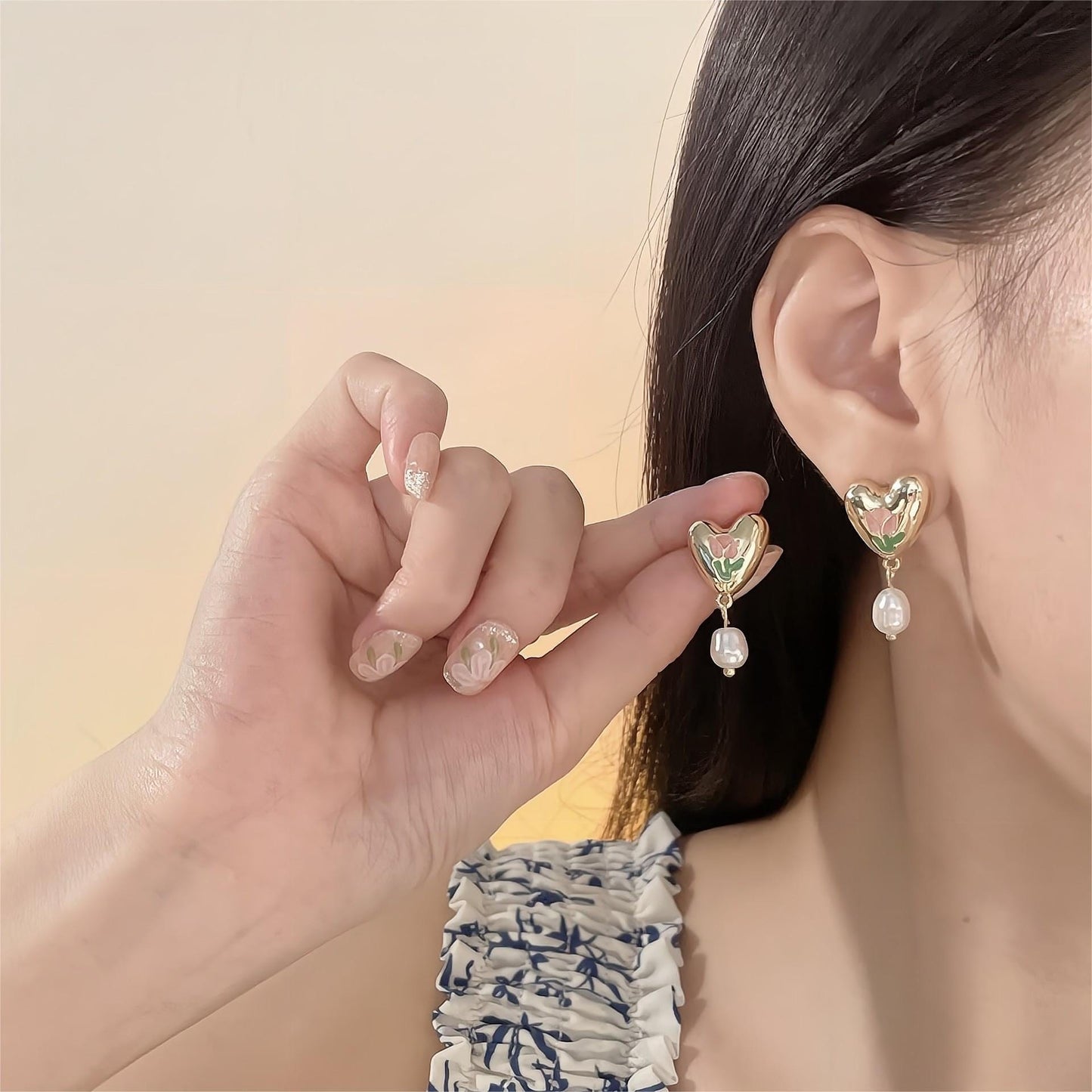 Boucles d'oreilles chics en forme de cœur tulipe en émail et perles
