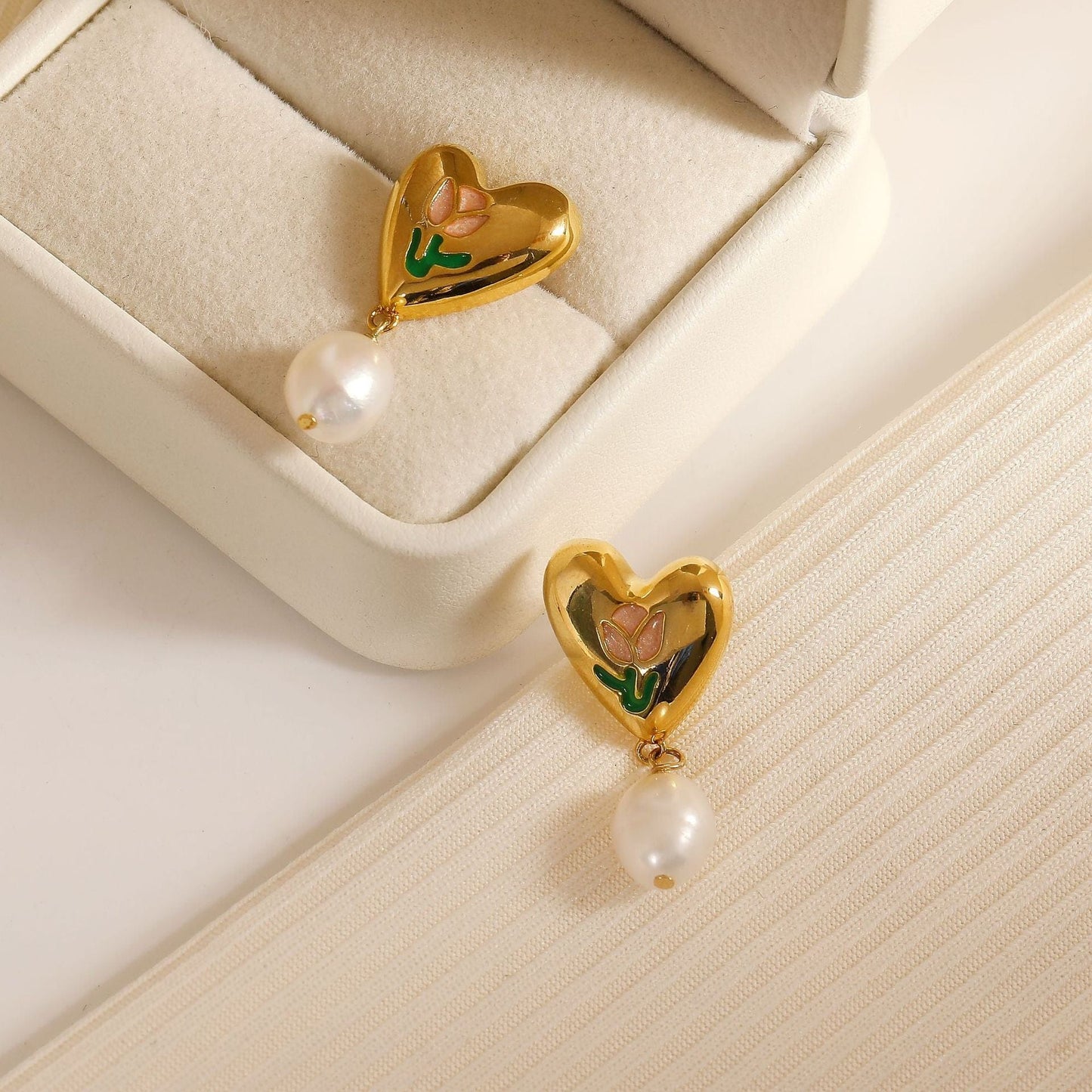 Boucles d'oreilles chics en forme de cœur tulipe en émail et perles