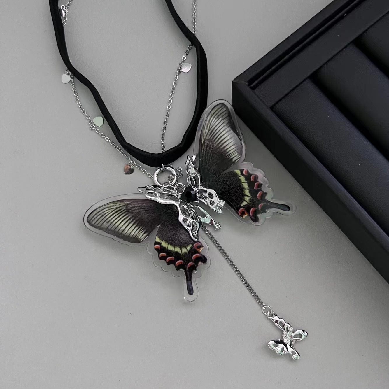 Elastische Oberschenkelkette mit Schmetterlings-Motiv, schwarz