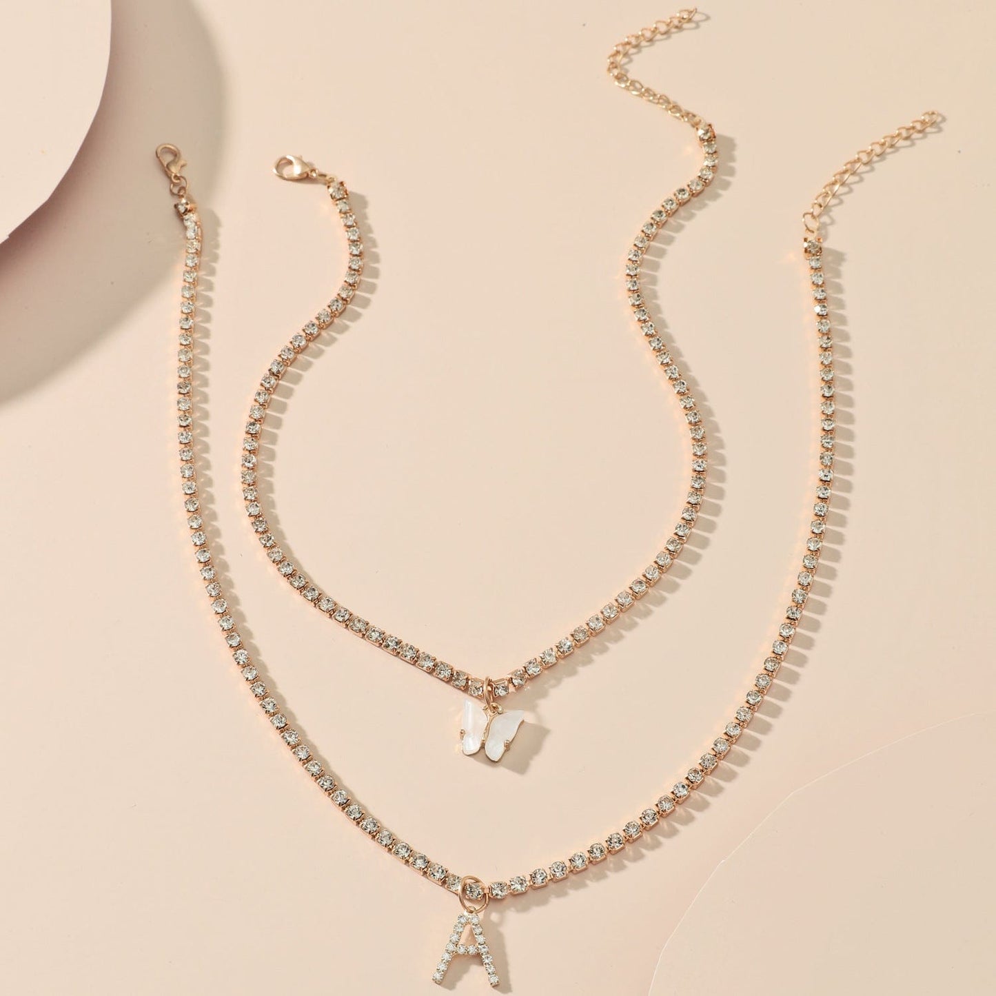 Ensemble de colliers à lettres initiales en forme de papillon et strass superposés