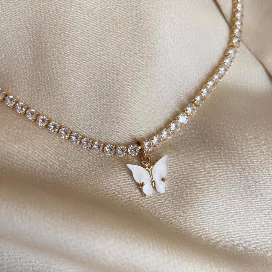 Ensemble de colliers à lettres initiales en forme de papillon et strass superposés
