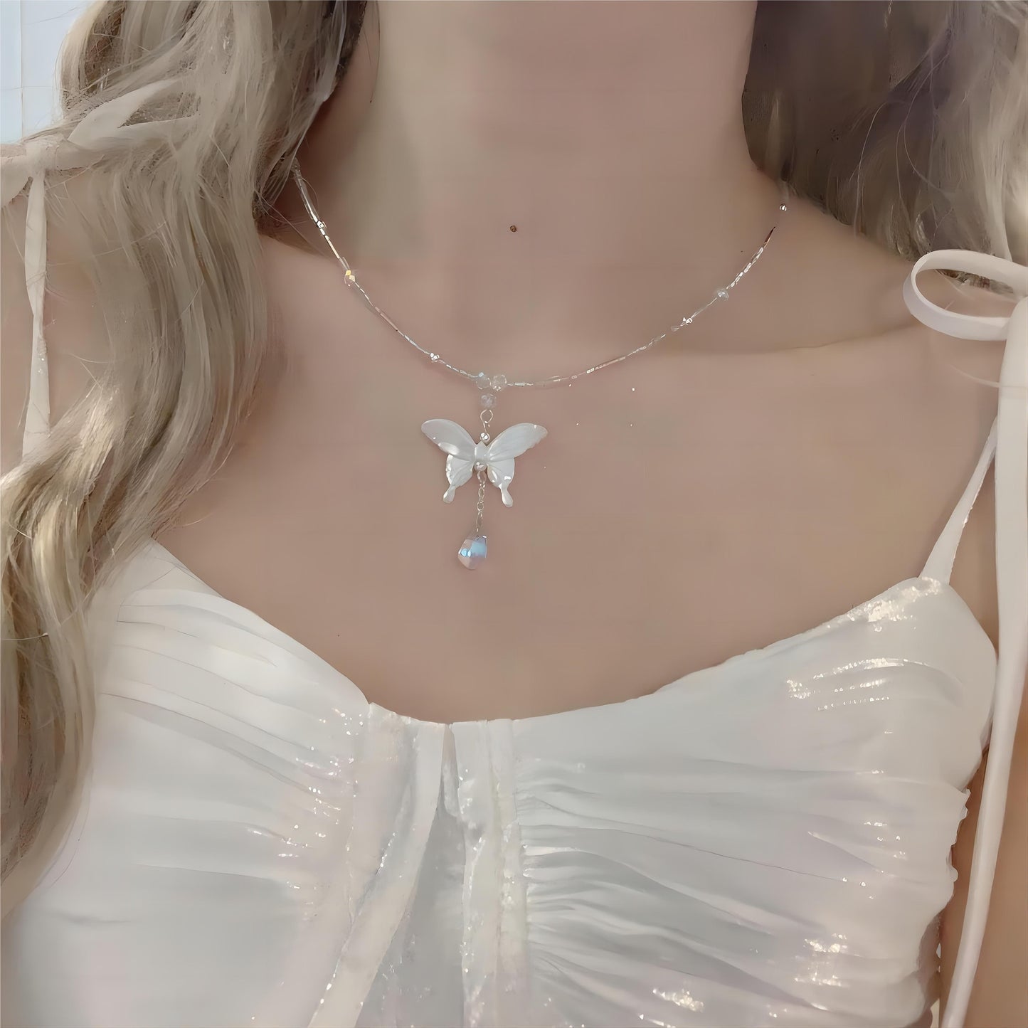 Charmant collier avec pendentif papillon en coquillage et perles en cristal