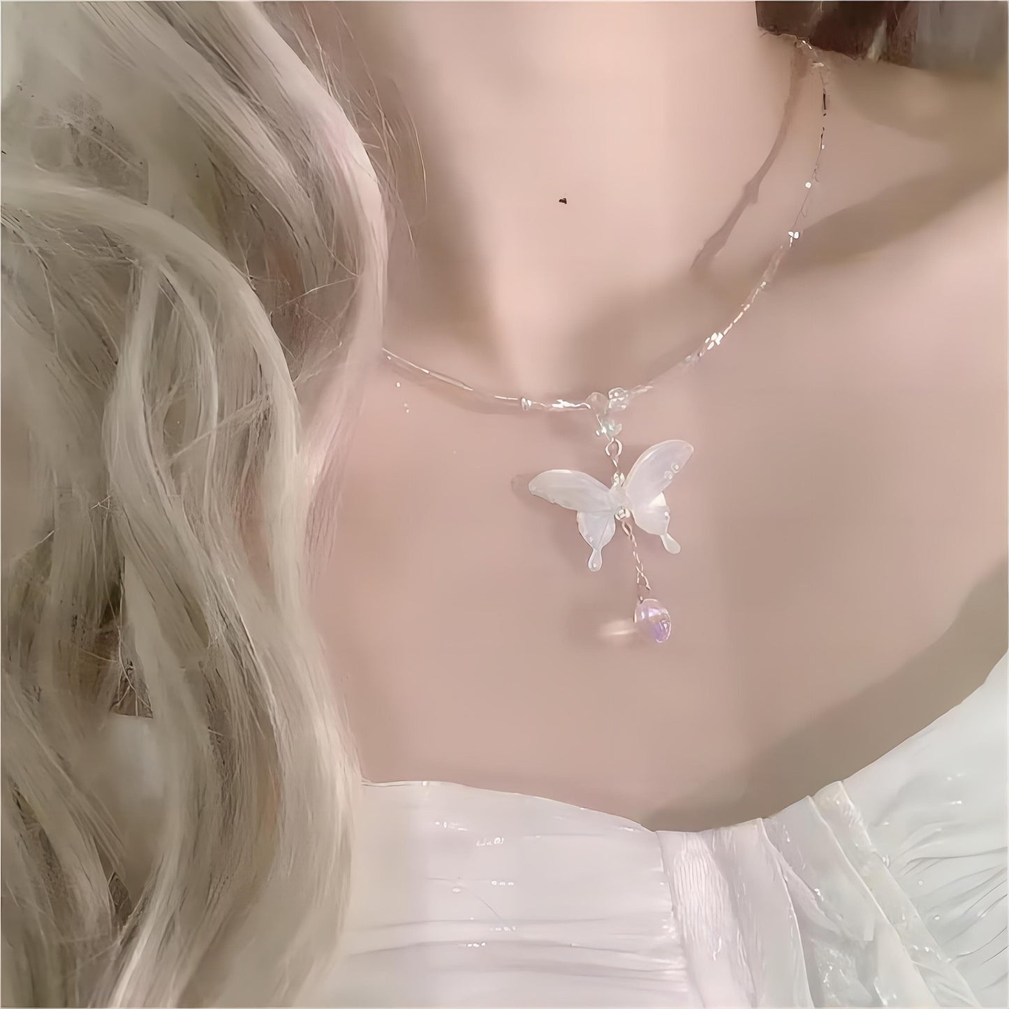 Charmant collier avec pendentif papillon en coquillage et perles en cristal