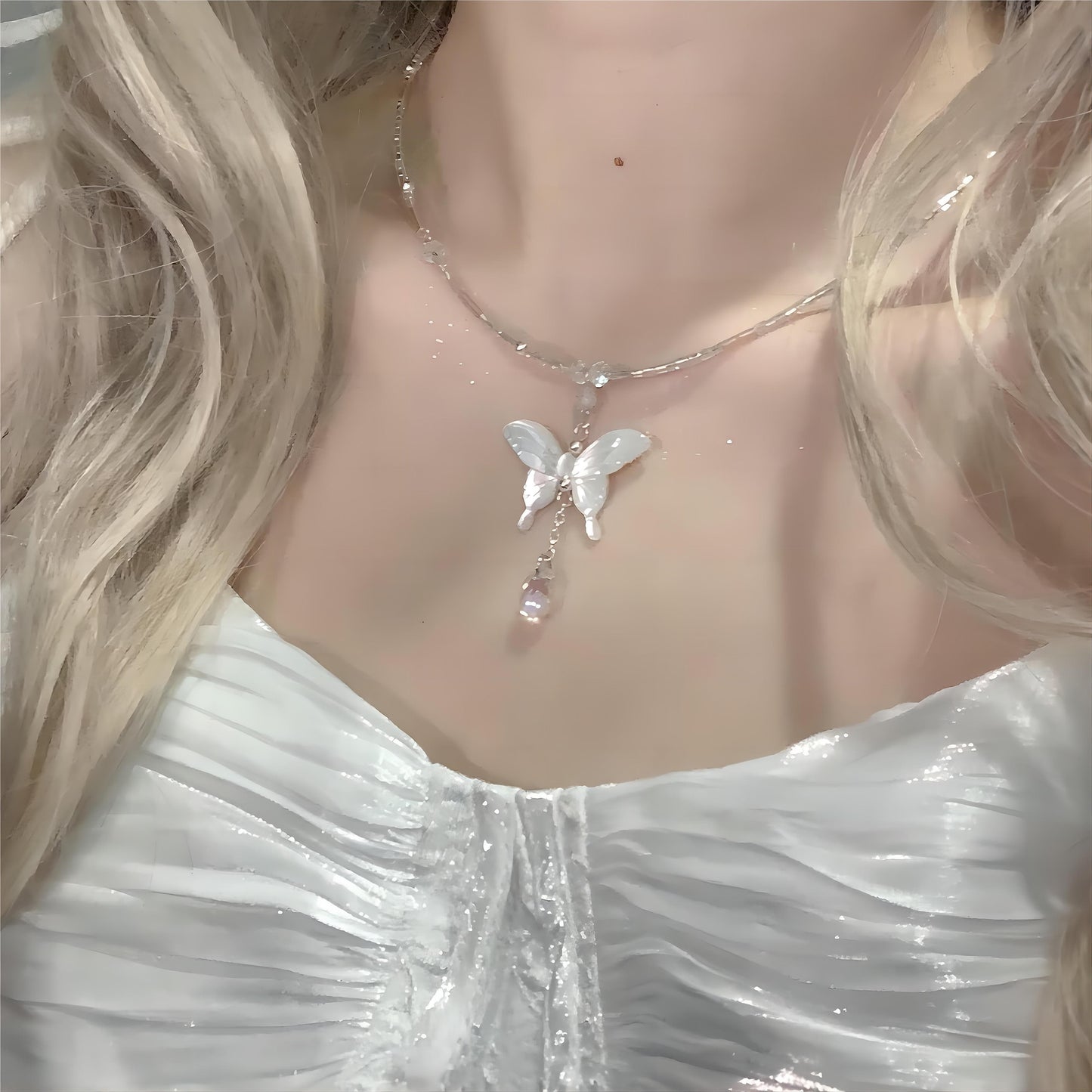 Charmant collier avec pendentif papillon en coquillage et perles en cristal