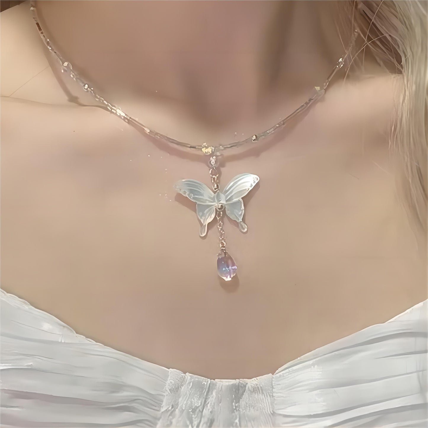 Charmant collier avec pendentif papillon en coquillage et perles en cristal