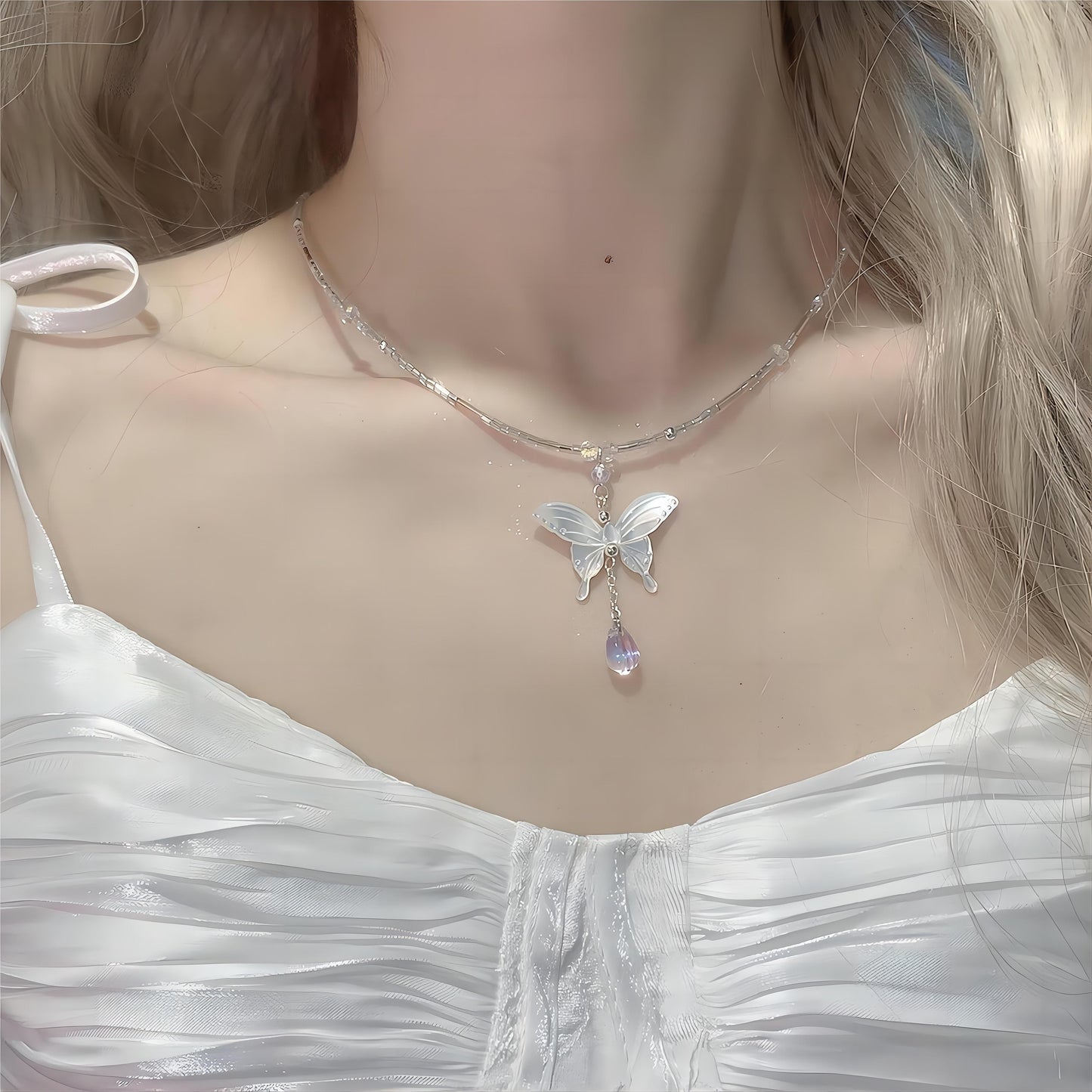Charmant collier avec pendentif papillon en coquillage et perles en cristal