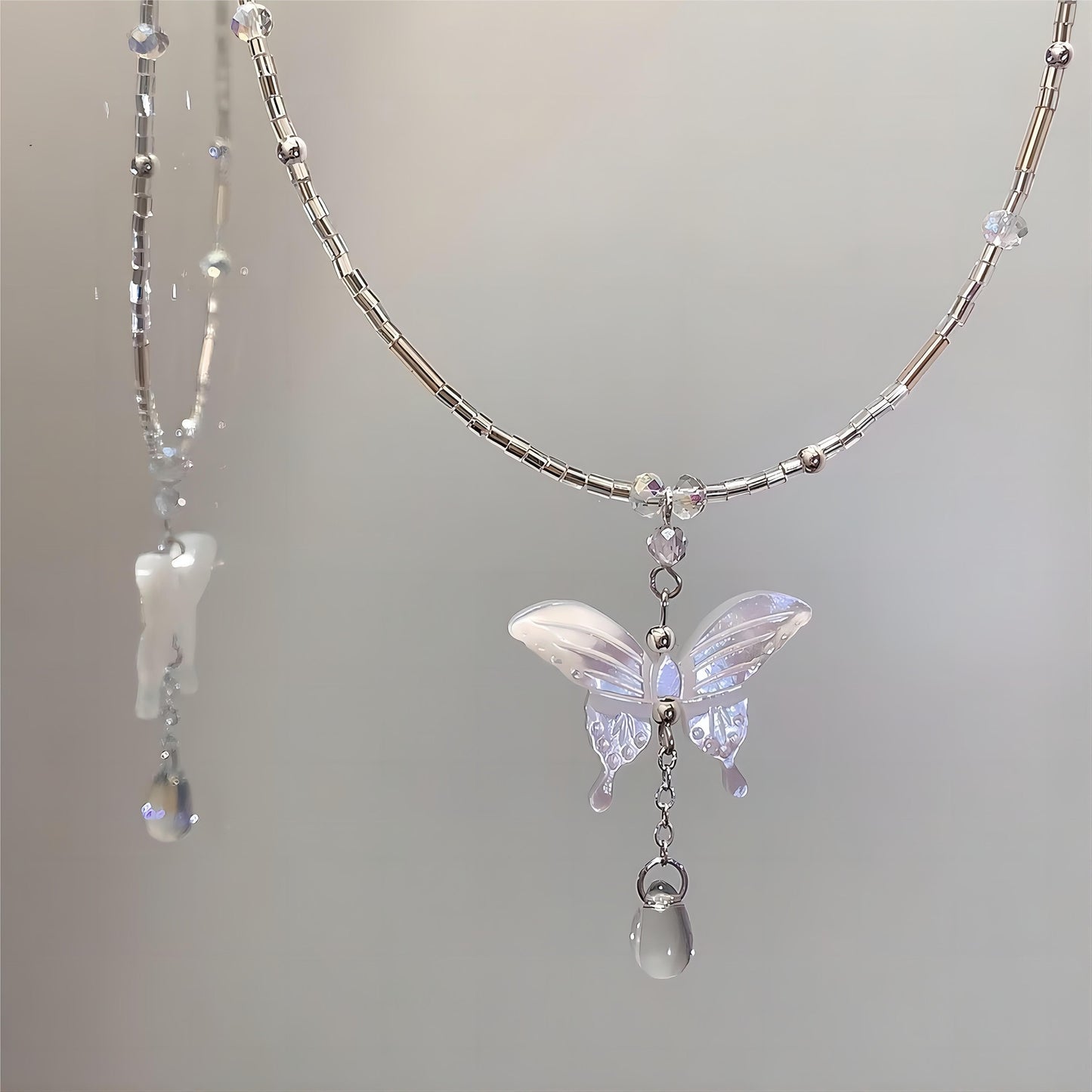 Charmant collier avec pendentif papillon en coquillage et perles en cristal