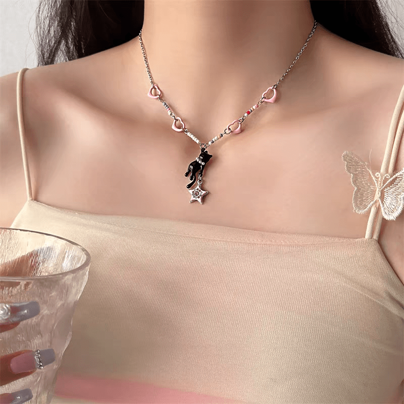 Collier avec un cœur rose et une étoile noire