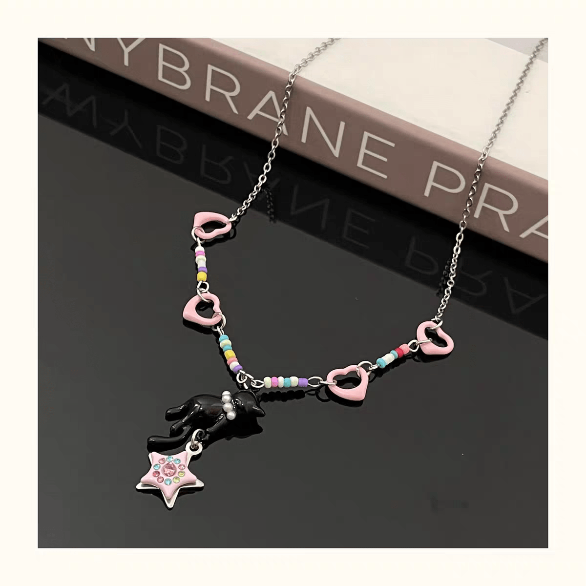 Collier avec un cœur rose et une étoile noire