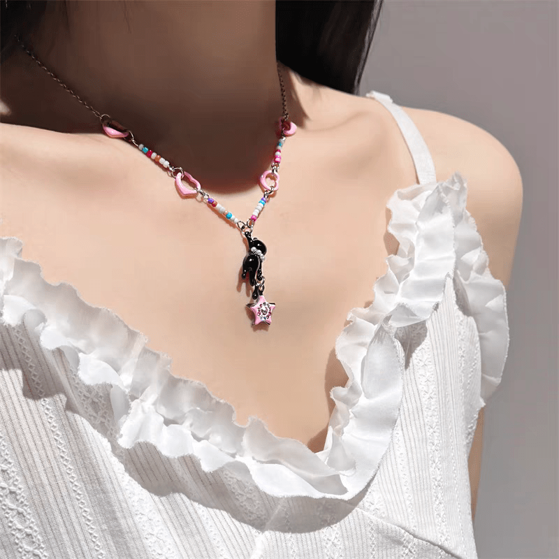 Collier avec un cœur rose et une étoile noire
