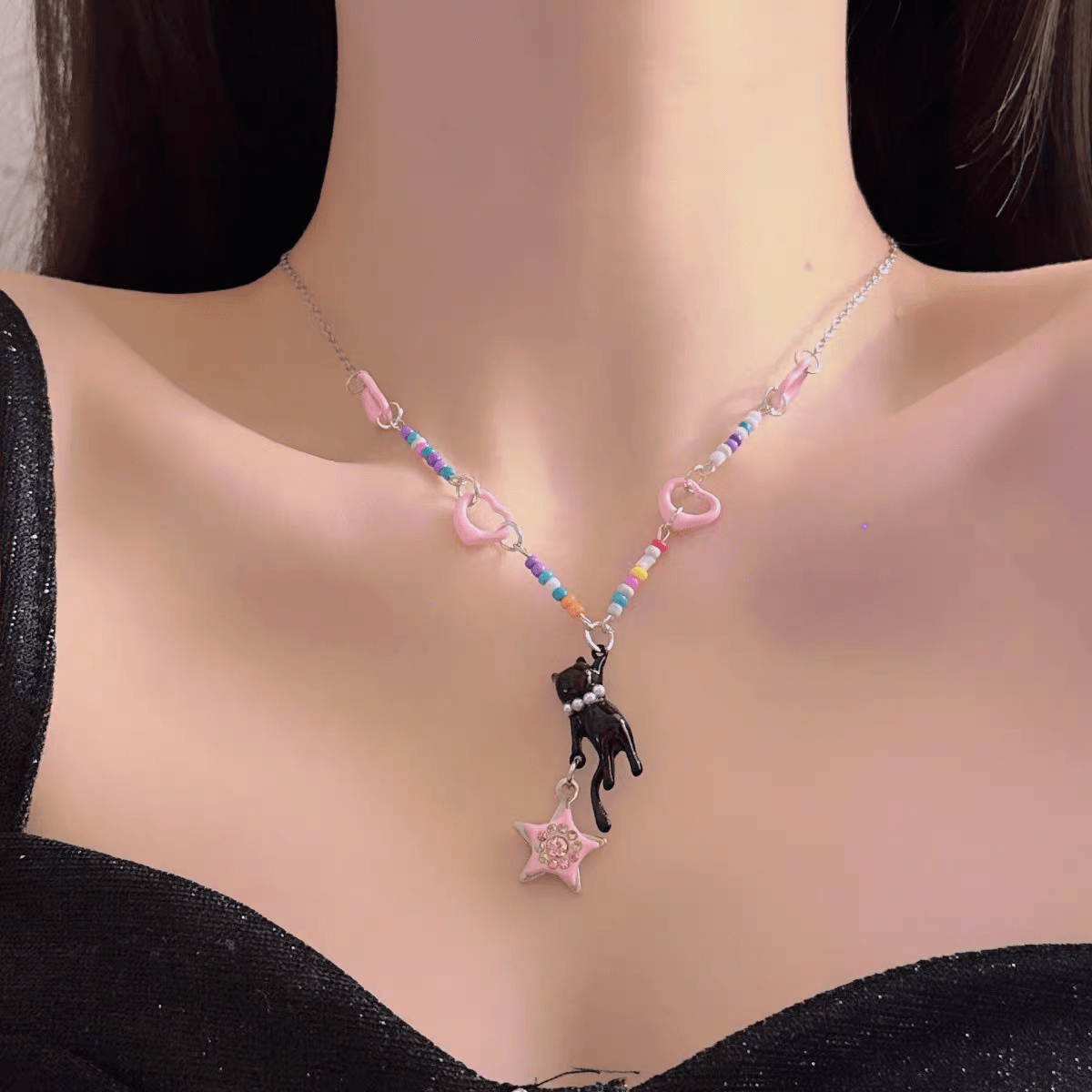 Collier avec un cœur rose et une étoile noire