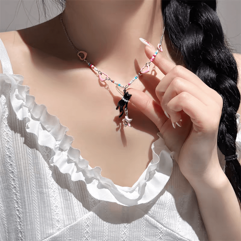 Collier avec un cœur rose et une étoile noire