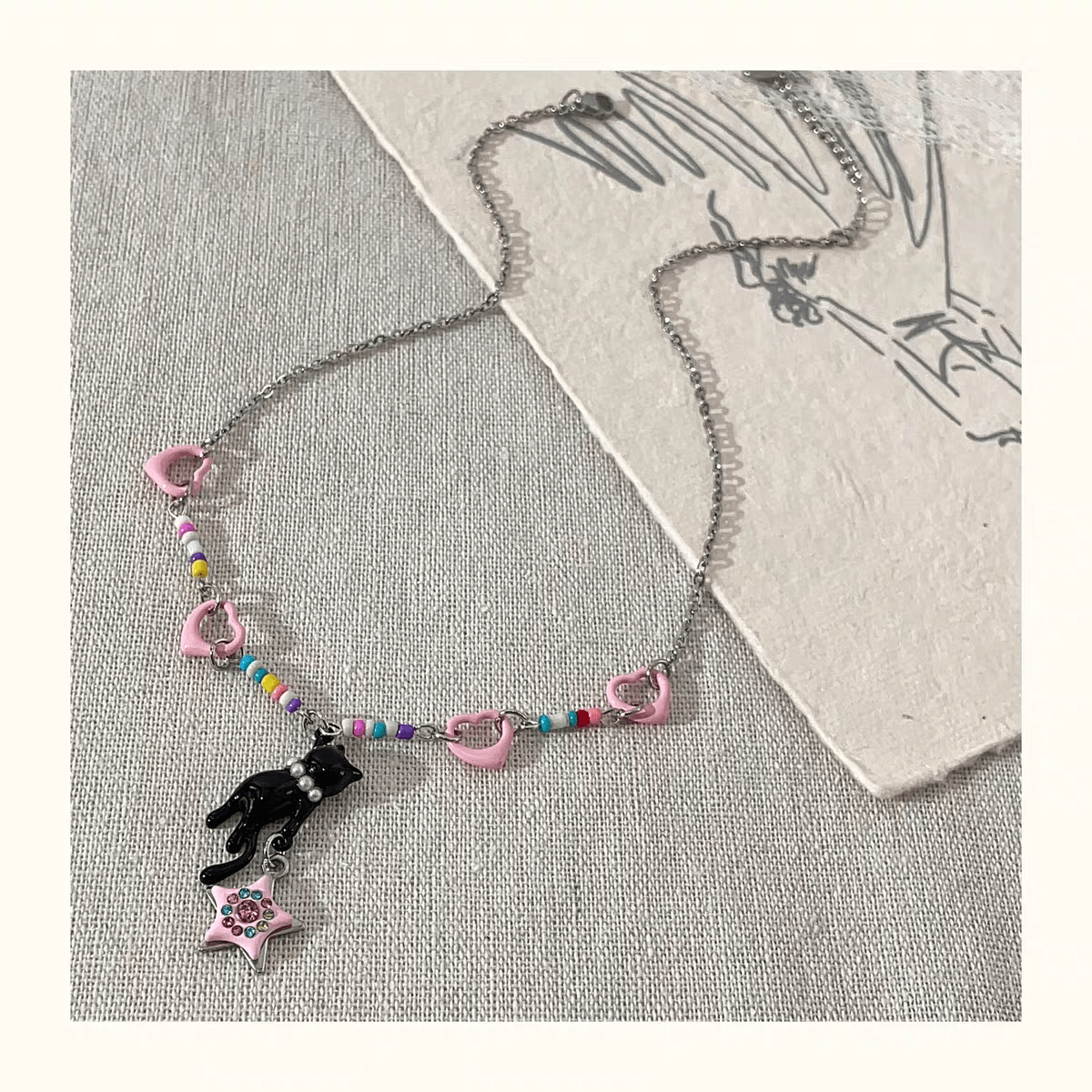 Collier avec un cœur rose et une étoile noire
