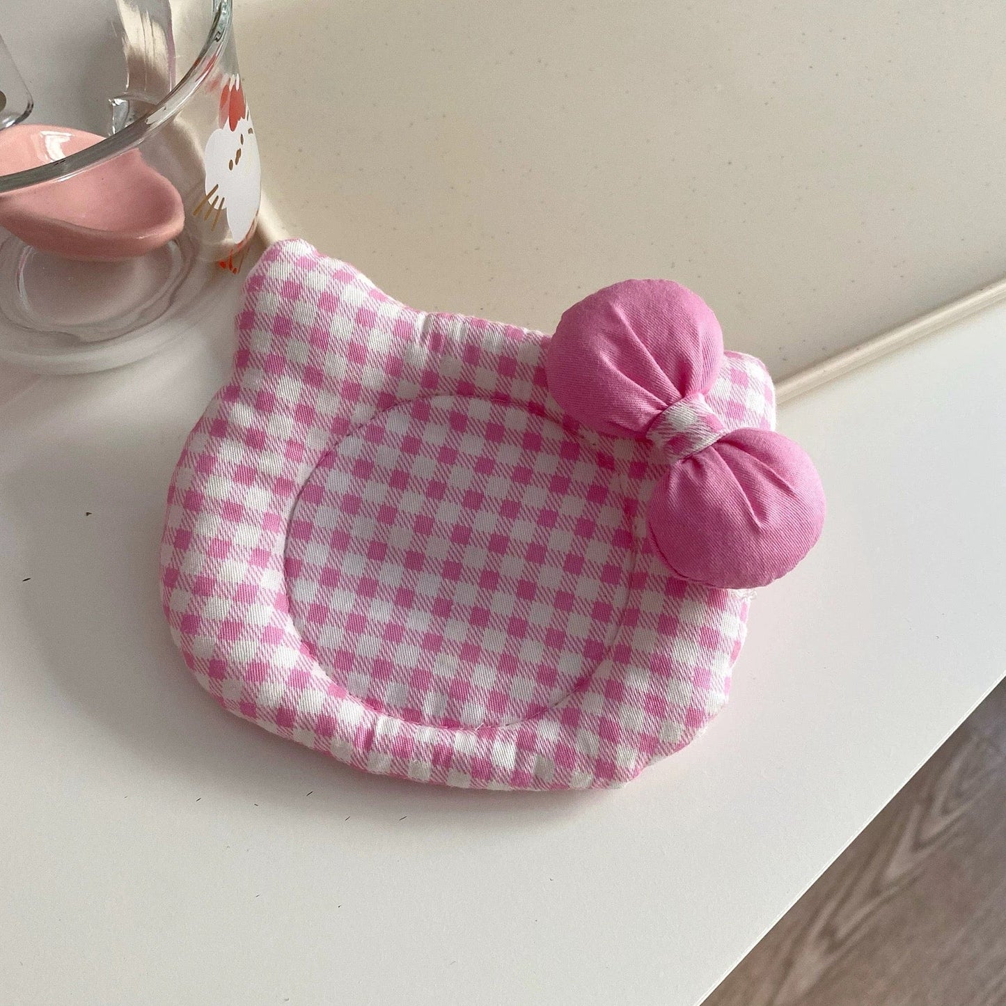 Süßer Stoffuntersetzer in Kätzchenform