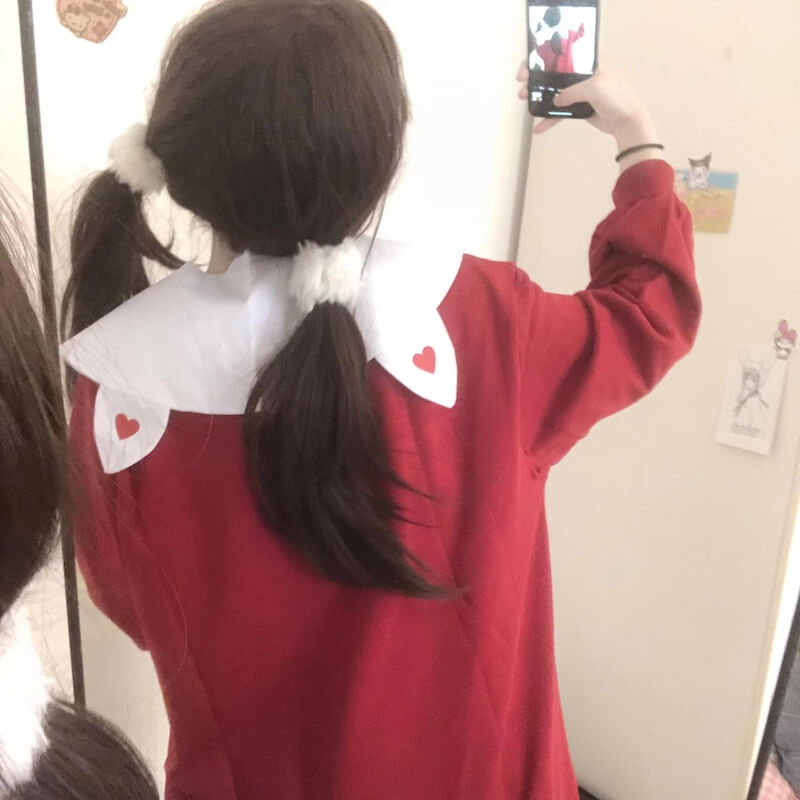Sweat-shirt à col blanc avec chat rouge