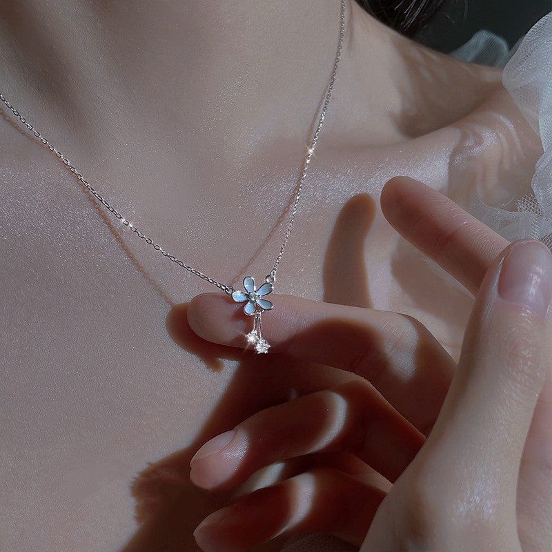 Elegant Blue Daisy Necklace