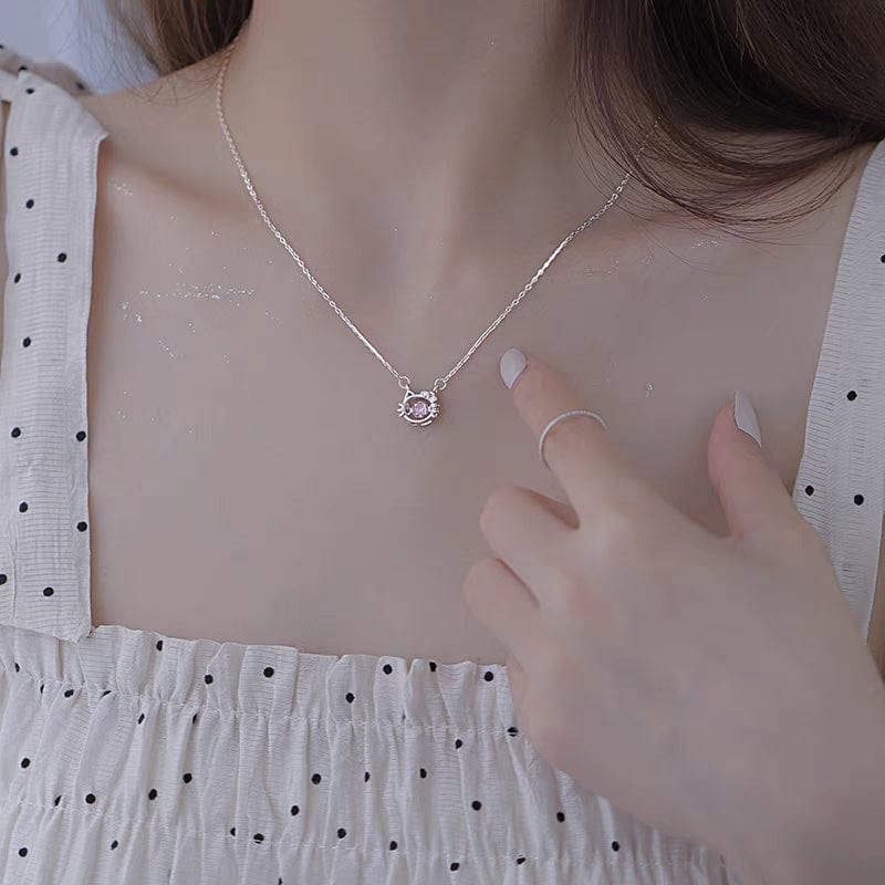 Collier mignon et élégant avec un chaton
