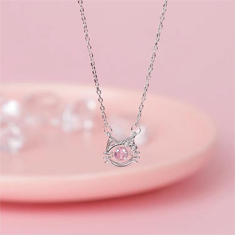 Collier mignon et élégant avec un chaton