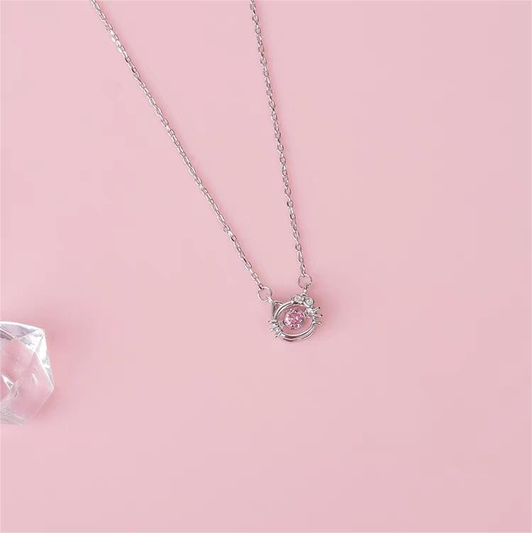 Collier mignon et élégant avec un chaton
