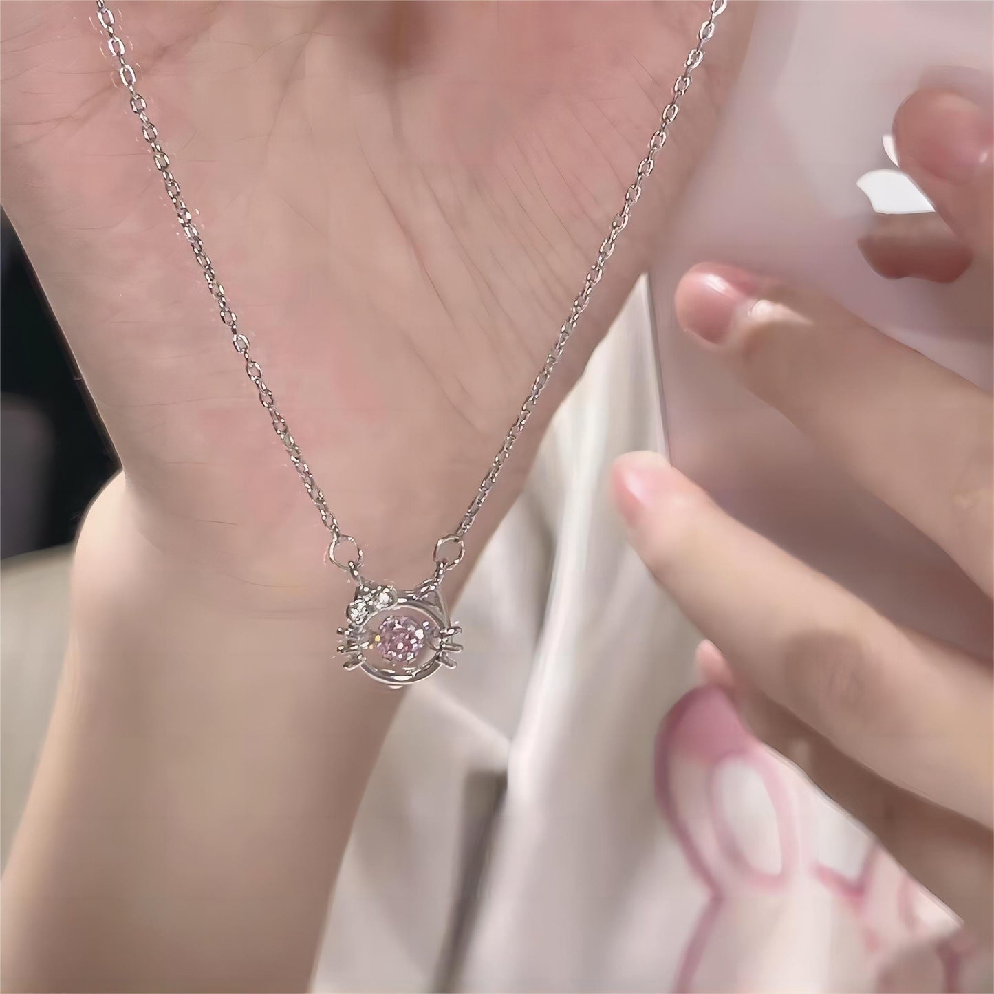 Collier mignon et élégant avec un chaton