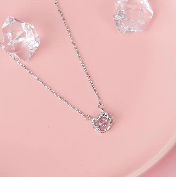 Collier mignon et élégant avec un chaton