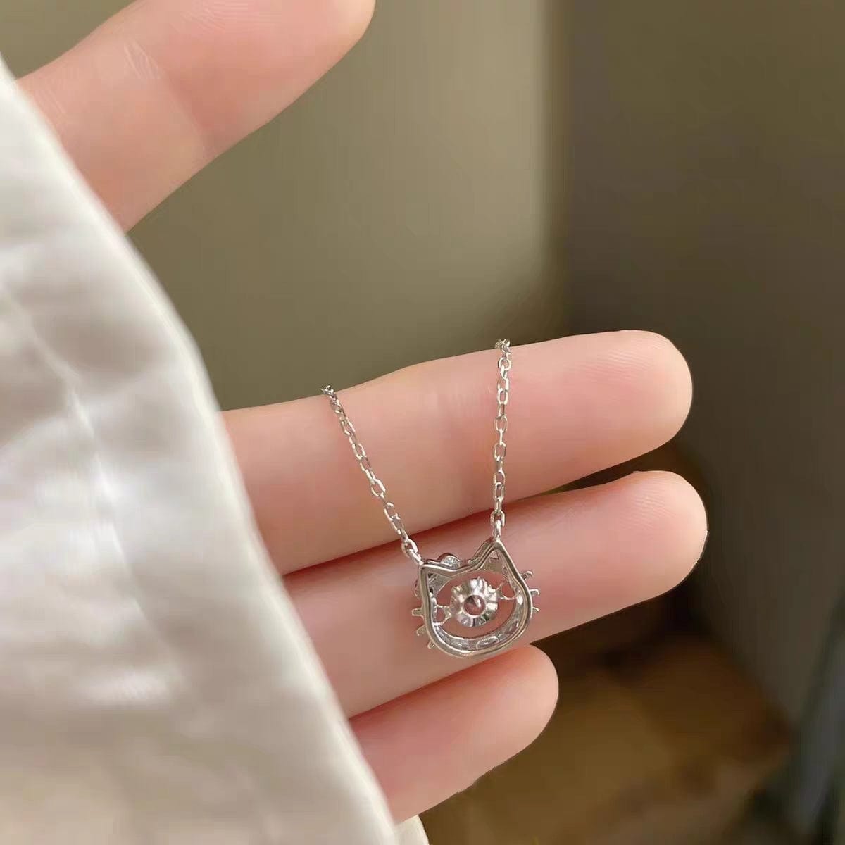 Collier mignon et élégant avec un chaton