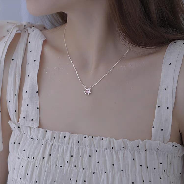 Collier mignon et élégant avec un chaton