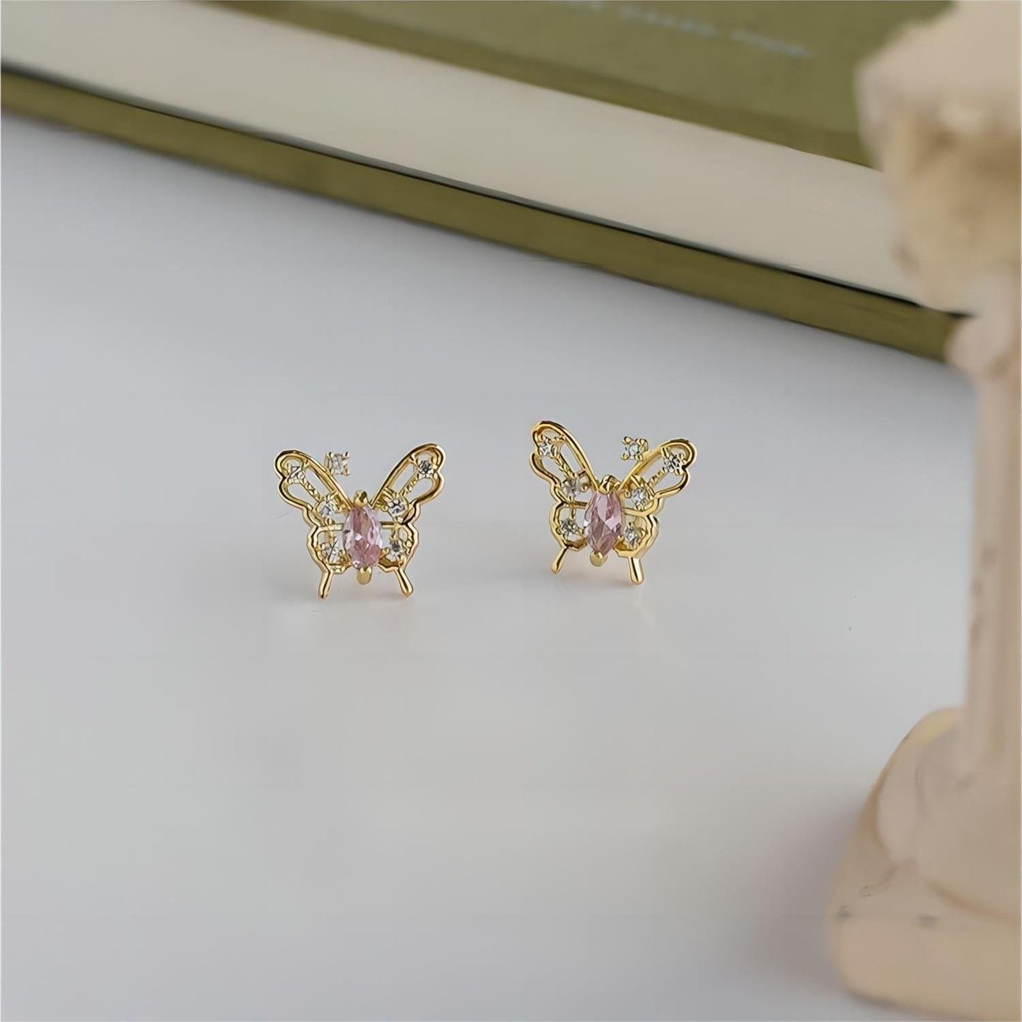 Boucles d'oreilles charmantes en forme de papillon creux