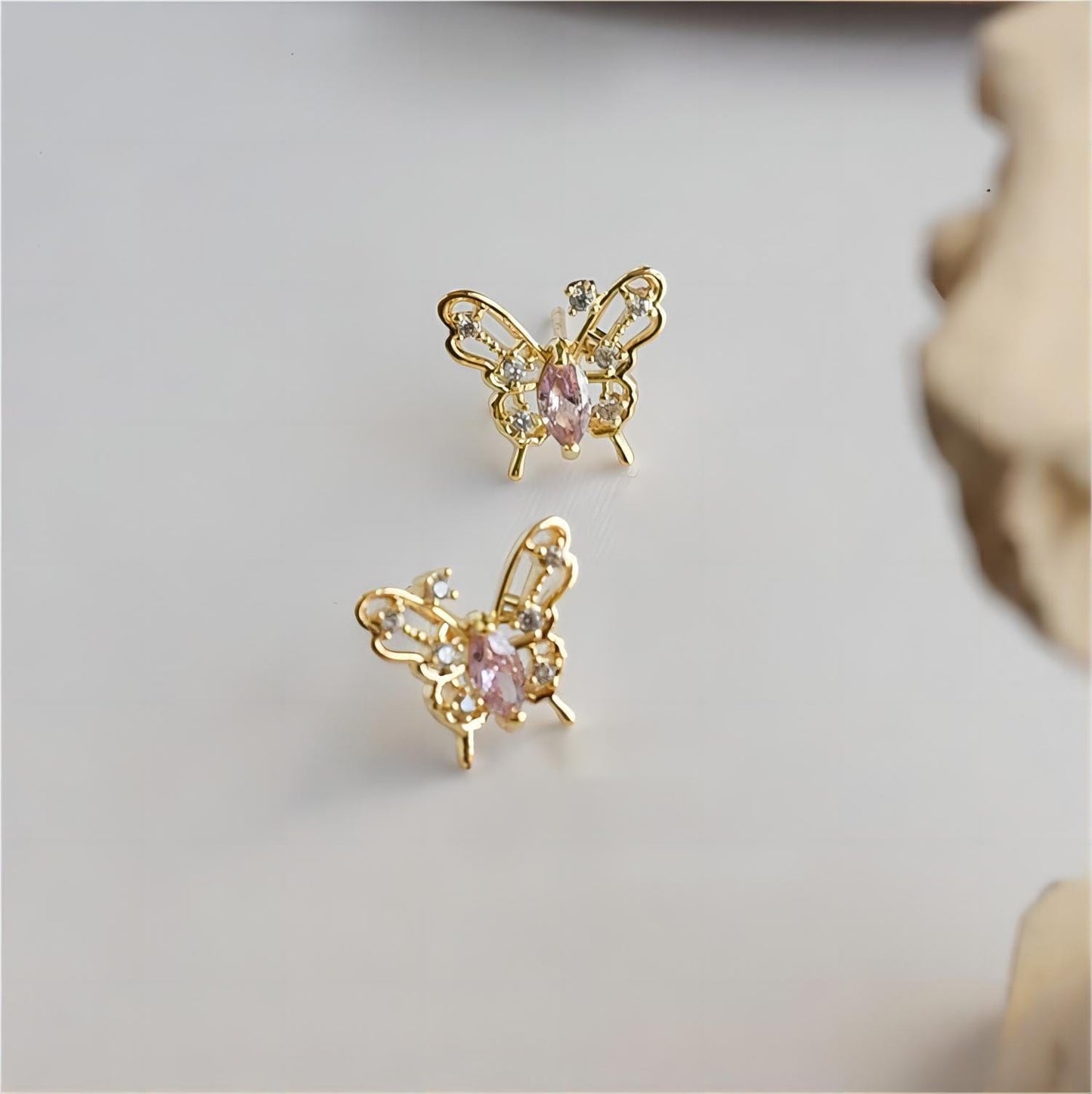 Boucles d'oreilles charmantes en forme de papillon creux
