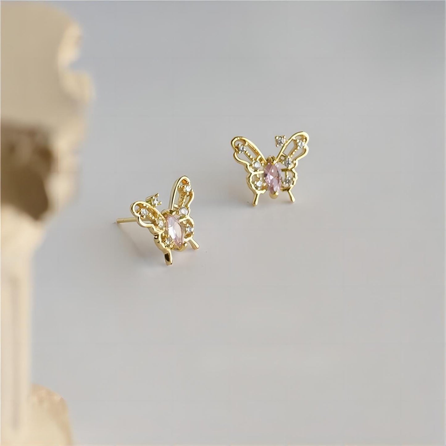 Boucles d'oreilles charmantes en forme de papillon creux