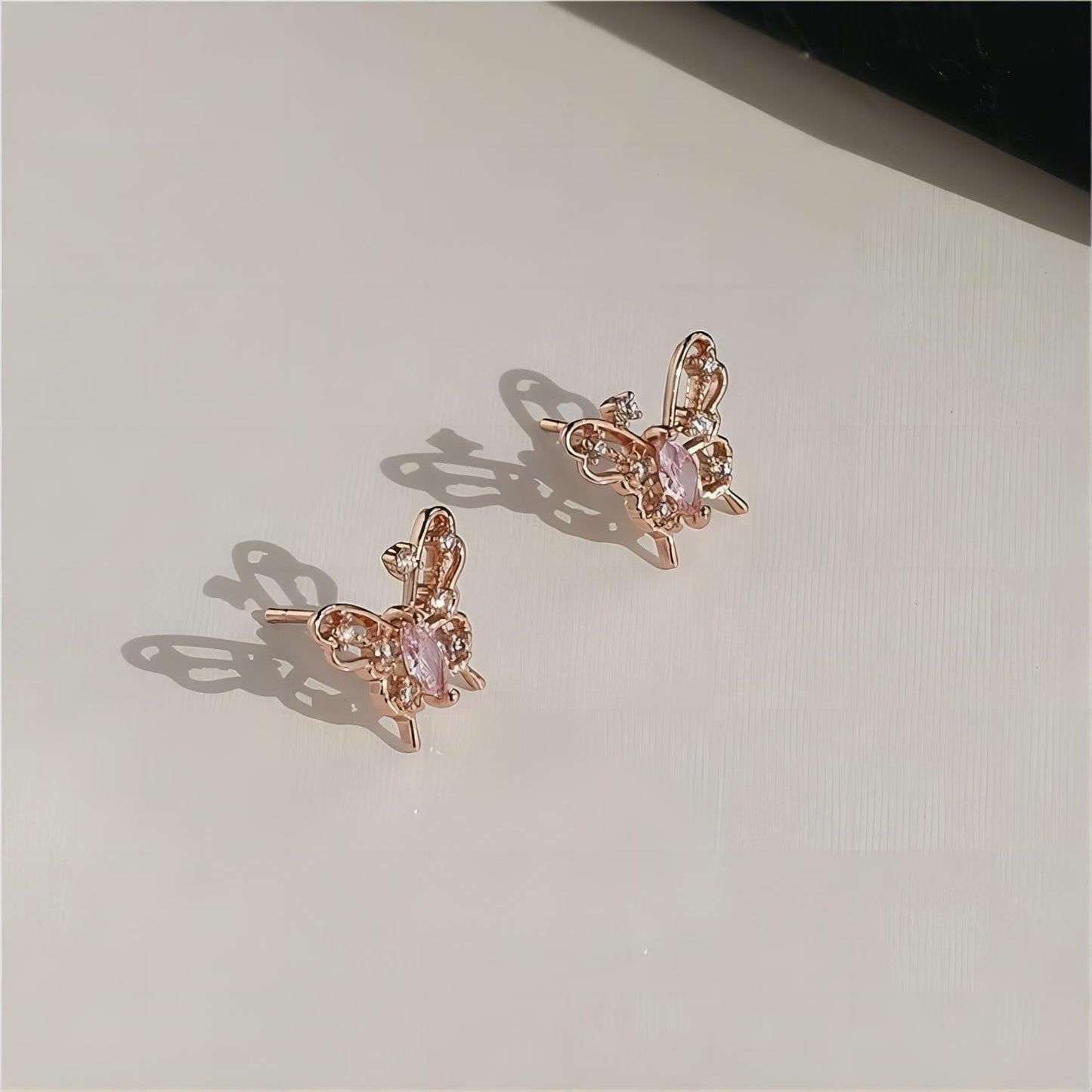 Boucles d'oreilles charmantes en forme de papillon creux